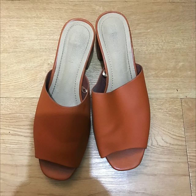 Parisian flat sandals hot sale